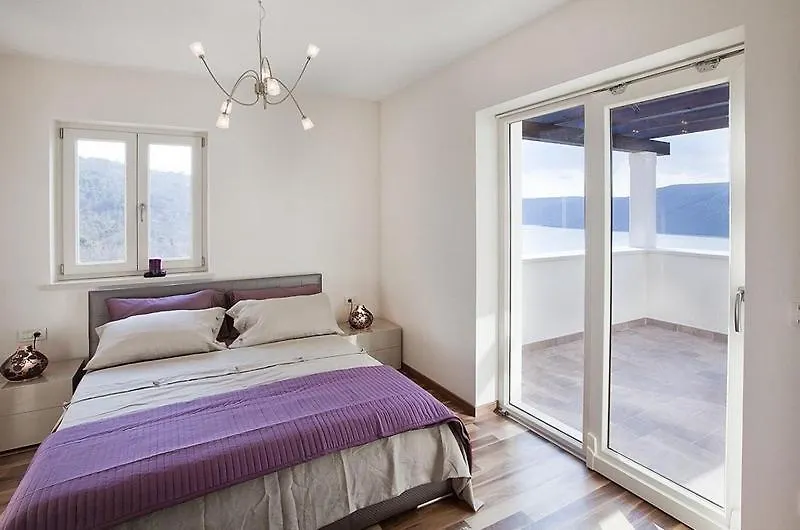 Villa Royal Blue Trget